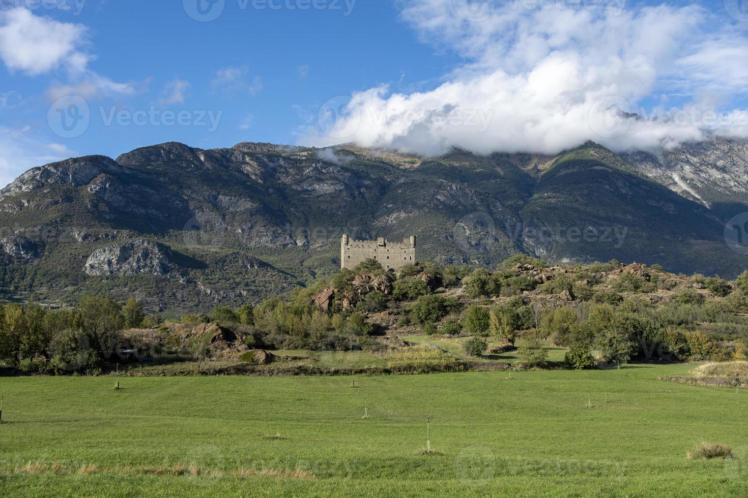 Panoramablick auf das Schloss von Ussell Aostatal foto
