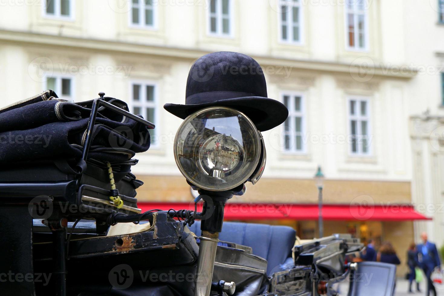 reise nach wien, österreich. der schwarze Hut auf einem Scheinwerfer einer Kutsche. foto