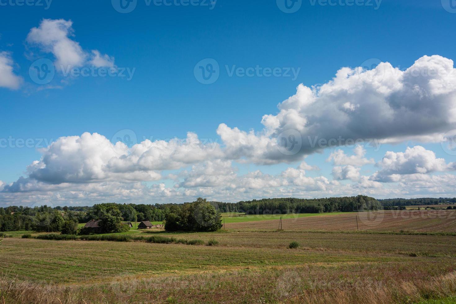 lettische sommerlandschaften mit wolken foto