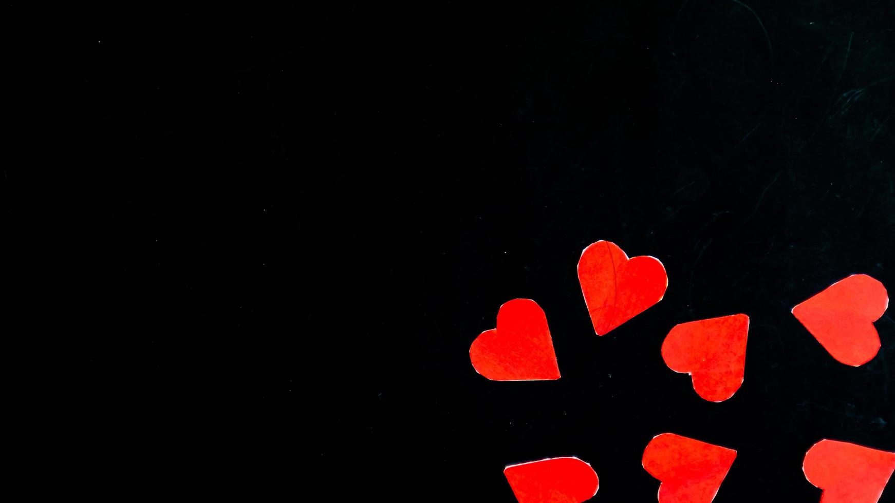 rotes Herz auf schwarzem Hintergrund zum Valentinstag foto