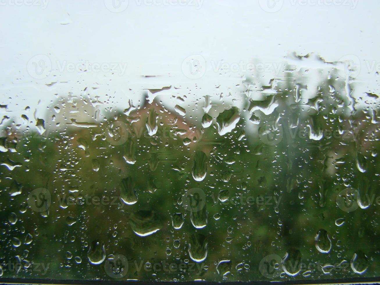 Regentage Regentropfen auf der Fensteroberfläche foto