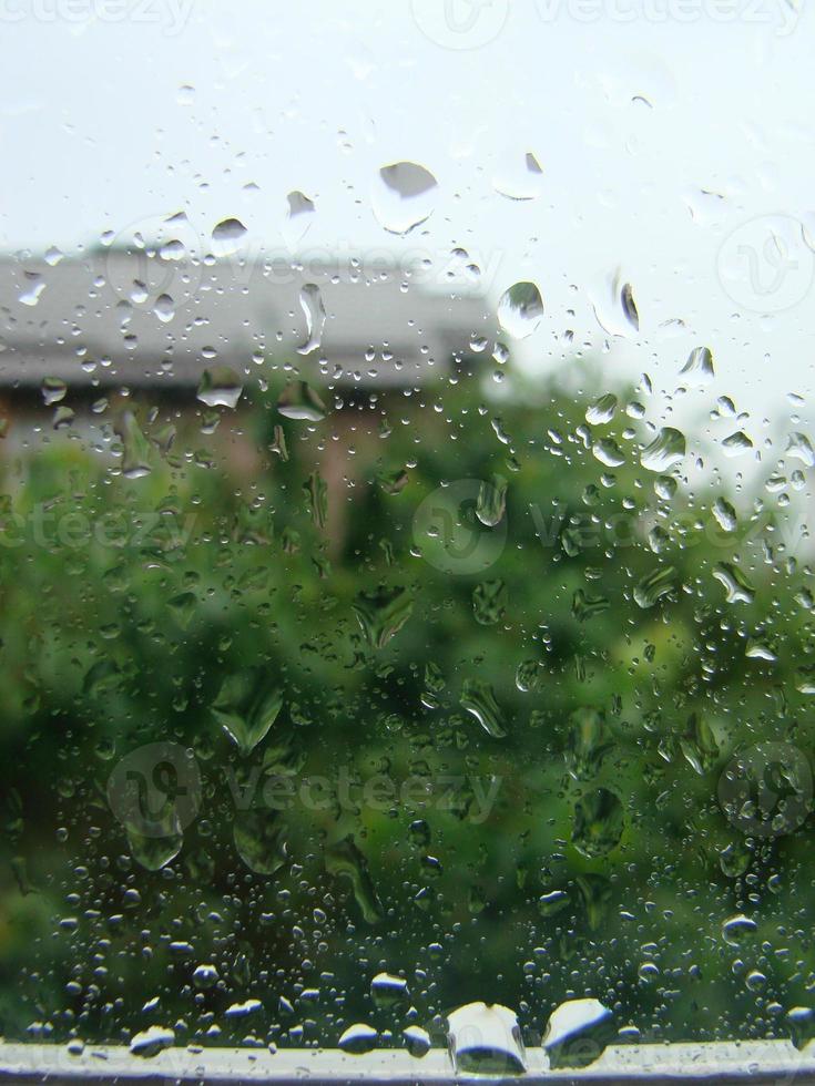 Regentage Regentropfen auf der Fensteroberfläche foto