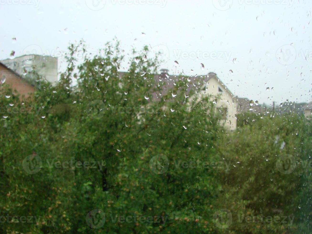 Regentage Regentropfen auf der Fensteroberfläche foto