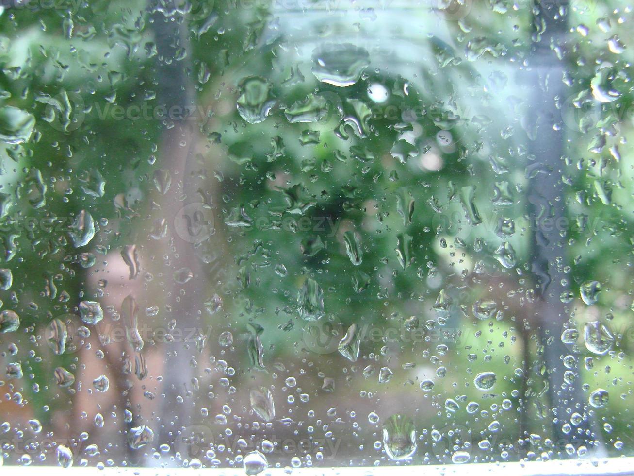 Regentage Regentropfen auf der Fensteroberfläche foto