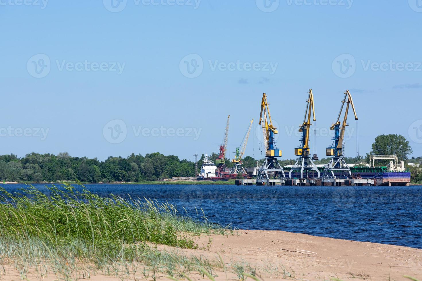 blick auf die umgebung von riga von daugava foto