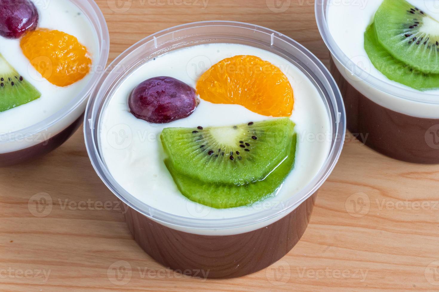 fruchtiger Milchpudding, süßes Schokoladen-Seidenpudding-Dessert mit Fruchtbelag foto