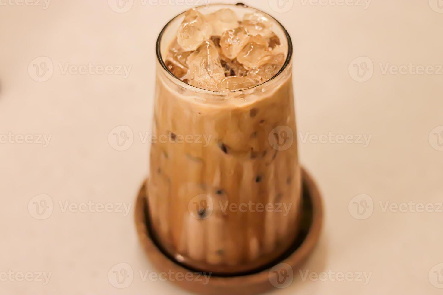 Blick aus der Vogelperspektive auf ein Glas Eiskaffee mit cremiger Milch. Cold Brew Kaffeegetränk mit Eis. foto