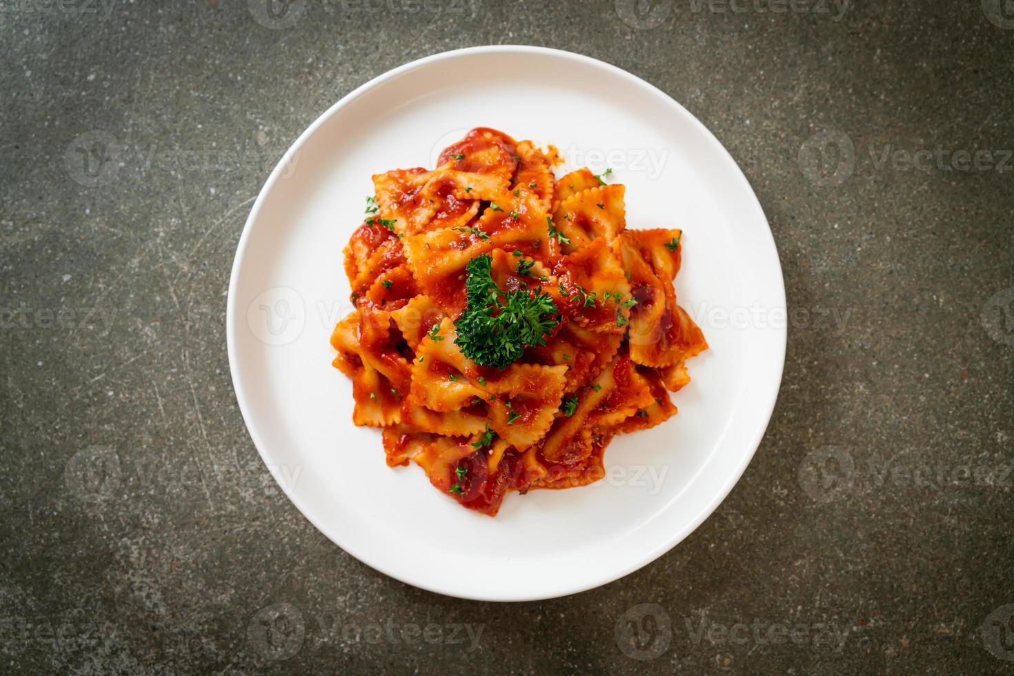 Farfalle Nudeln in Tomatensauce mit Petersilie foto