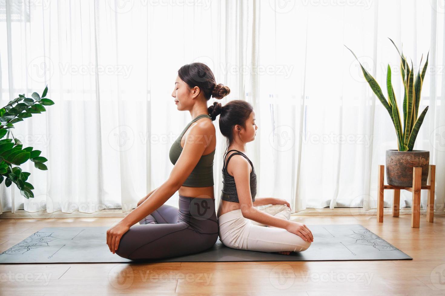 Yoga-Pose und Übung im Wohnzimmer zu Hause. neues normales lebensstilkonzept. gesunder Lebensstil foto