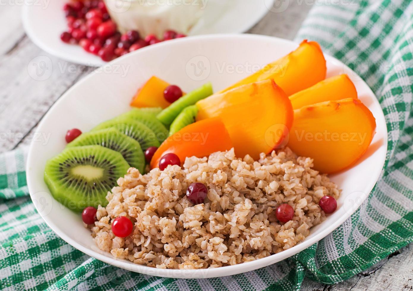 Porridge mit frischem Obst und Preiselbeeren. gesundes Frühstück. richtige Ernährung. Diät-Menü. foto