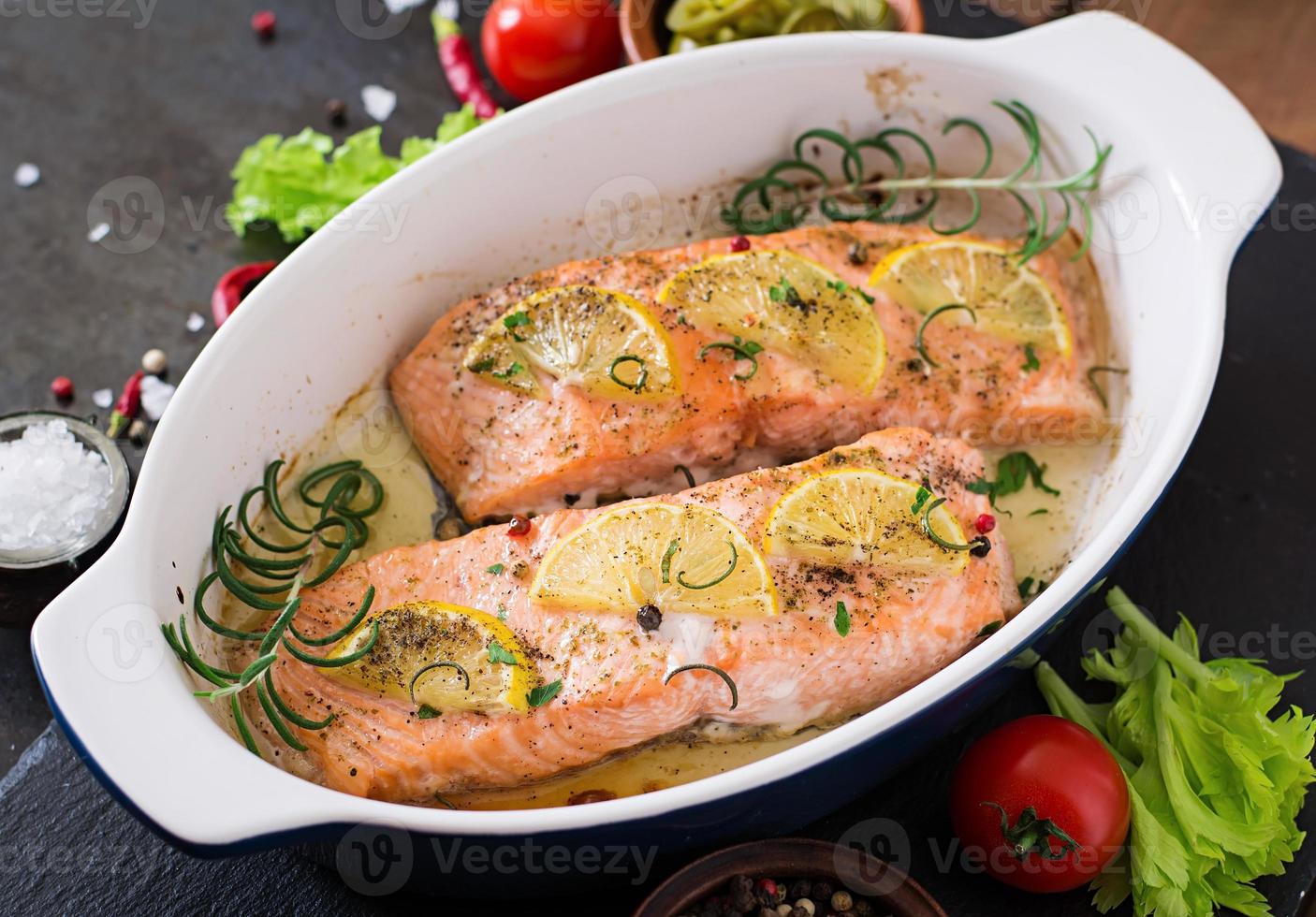 gebackenes Lachsfilet mit Rosmarin, Zitrone und Honig foto