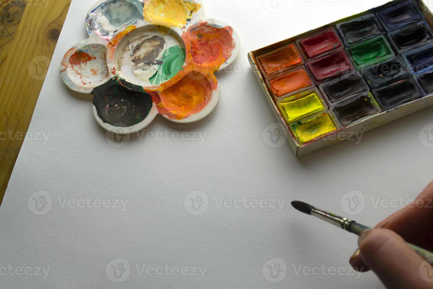 Eine Frau malt mit Wasserfarben. foto