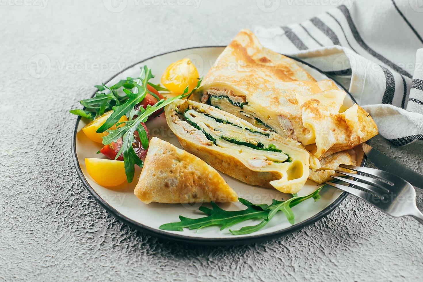 Crêpes mit gefülltem Frischkäse, Spinat, Truthahn. Küche Mahlzeit Food-Konzept. Nahaufnahme foto