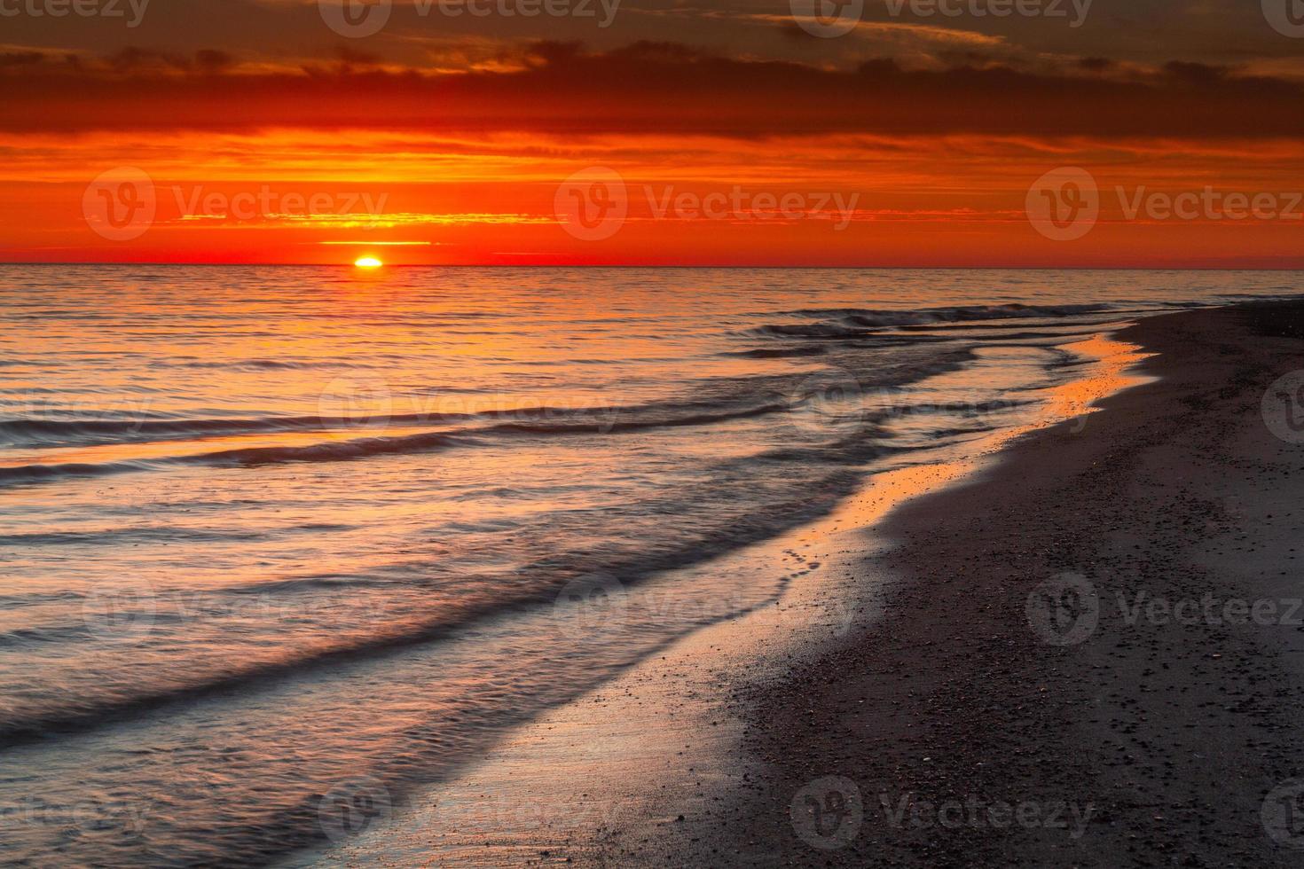 Muster im Meeressand bei Sonnenuntergang foto