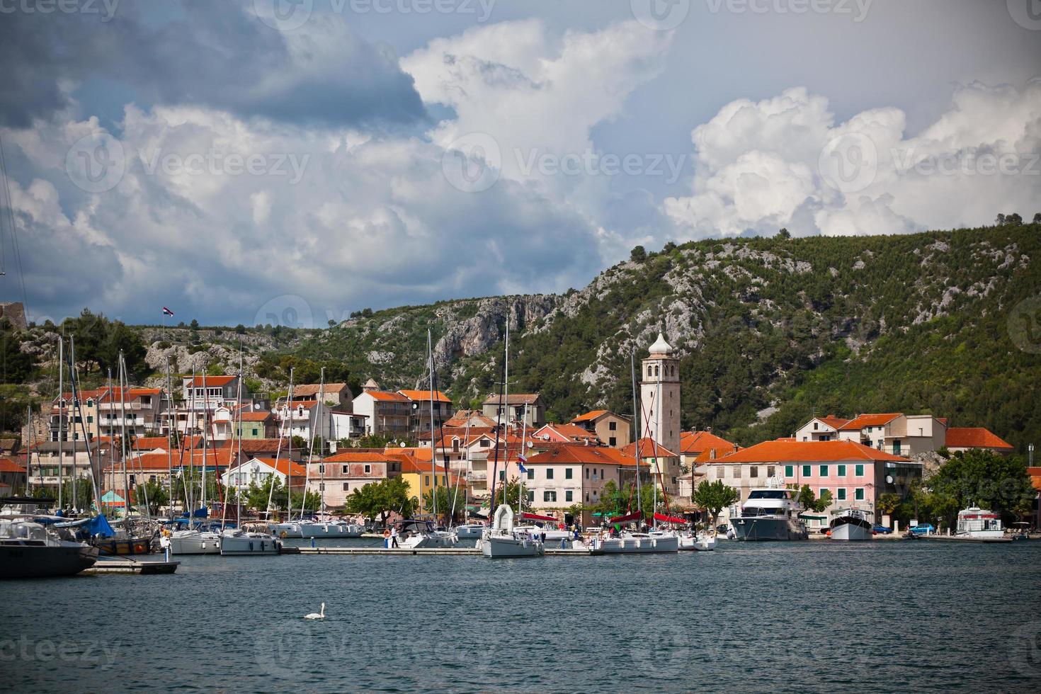 Skradin ist eine kleine historische Stadt in Kroatien foto