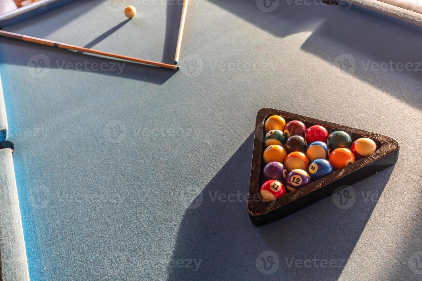 Billardtisch und Bälle. Billardqueue und Bälle auf einem weichen blauen Tisch. Billardkugeln in einem Billardtisch. Urlaubssport- und Erholungskonzept, abstraktes Sportbild foto
