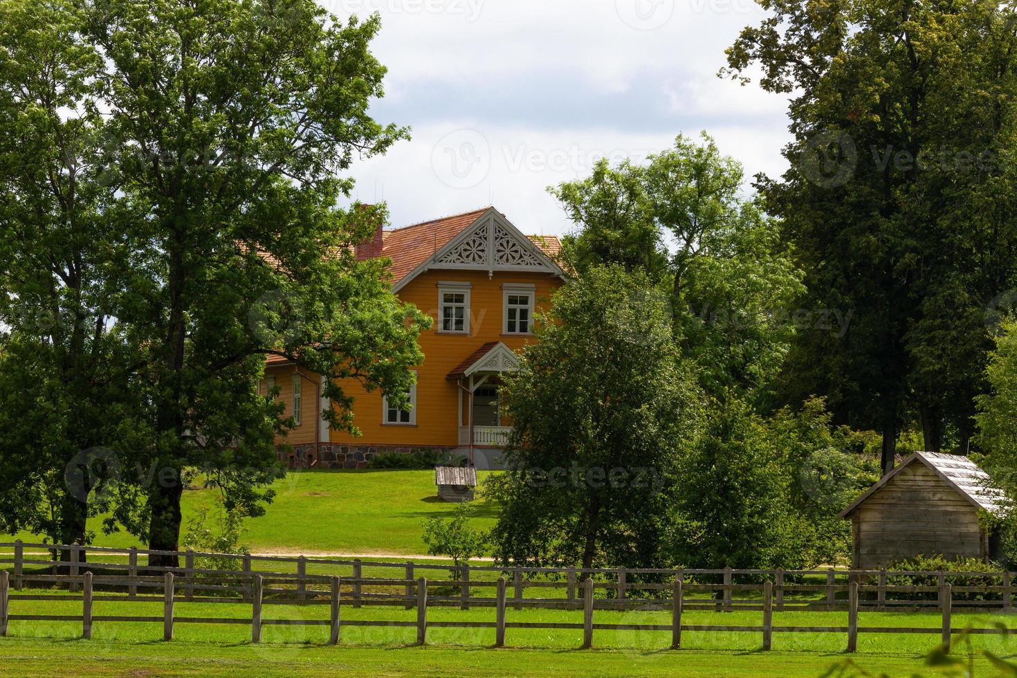 alte Häuser in der lettischen Landschaft foto