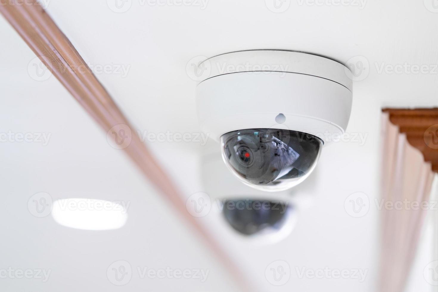 Eine CCTV-Kamera ist im Krankenhausgebäude an der Decke und an der Wand installiert, um die Sicherheitssystemsteuerung in diesem Bereich zu überwachen und auszuführen. foto