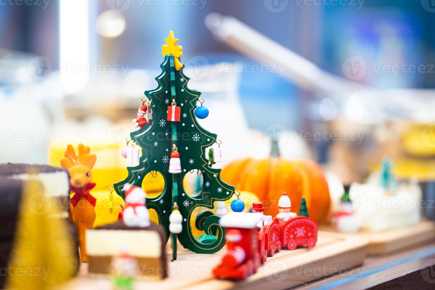 Weihnachtsbaum-Holzspielzeug schmücken in der Spiegelbox in der Käsekonditorei. foto