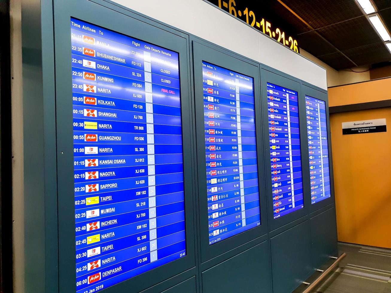 bangkok, thailand, 2019 - nahaufnahme und perspektivische ansicht des flugplans auf dem internationalen flughafen bangkok, um die anzahl der zu fliegenden fluggesellschaften und das terminalgate für touristen anzuzeigen. foto