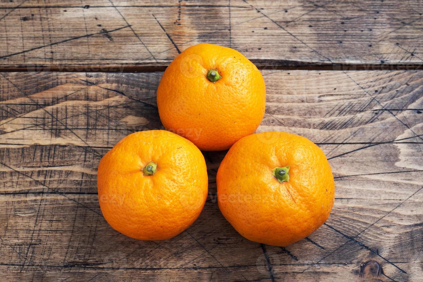 orangen mandarinen oder mandarinen clementinen, zitrusfrüchte auf  rustikalem holzhintergrund, kopierraum. 17152132 Stock-Photo bei Vecteezy