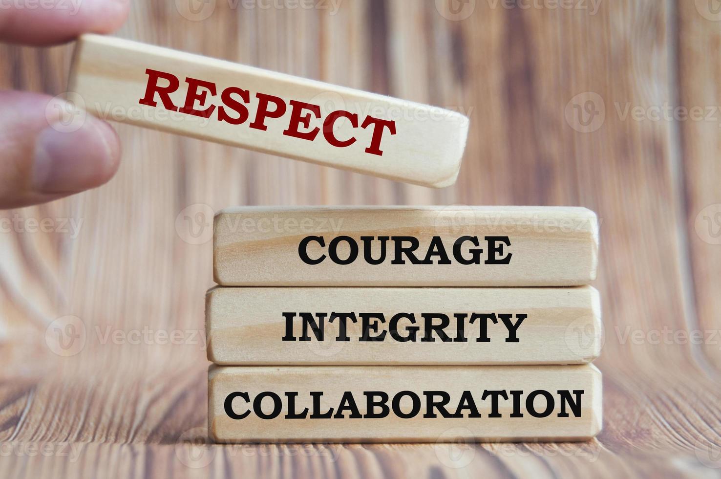 Text auf Holzblöcken - Respekt, Mut, Integrität und Zusammenarbeit. Geschäftskonzept foto