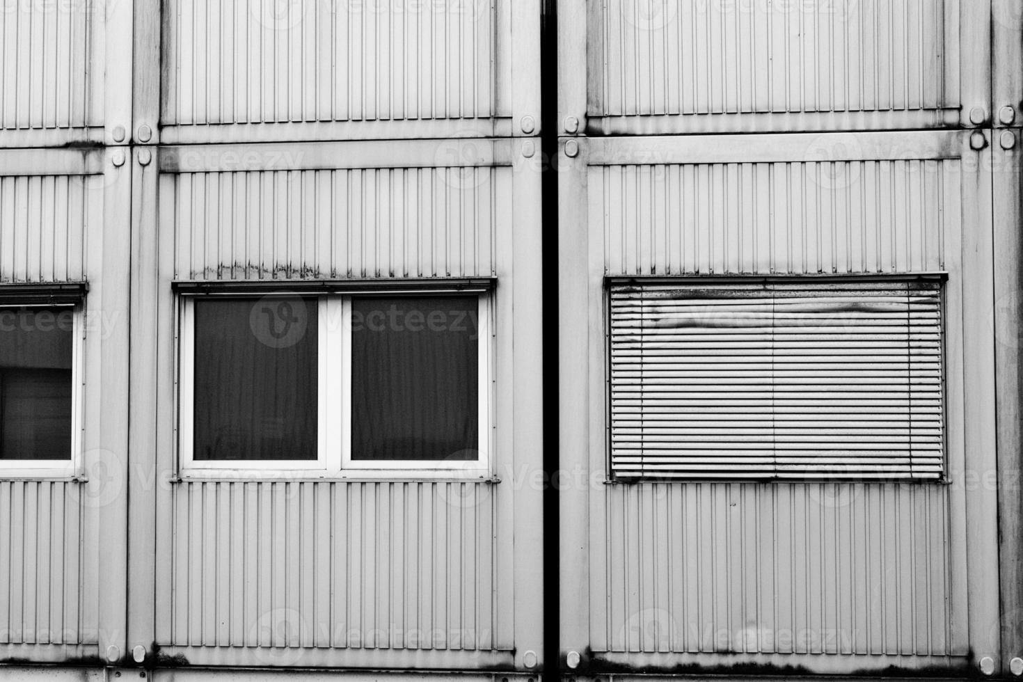 Alte Industriegebäudefassade mit Fenstern foto