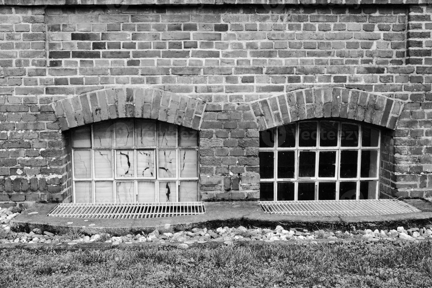 Fenster eines alten industriellen Backsteingebäudes foto