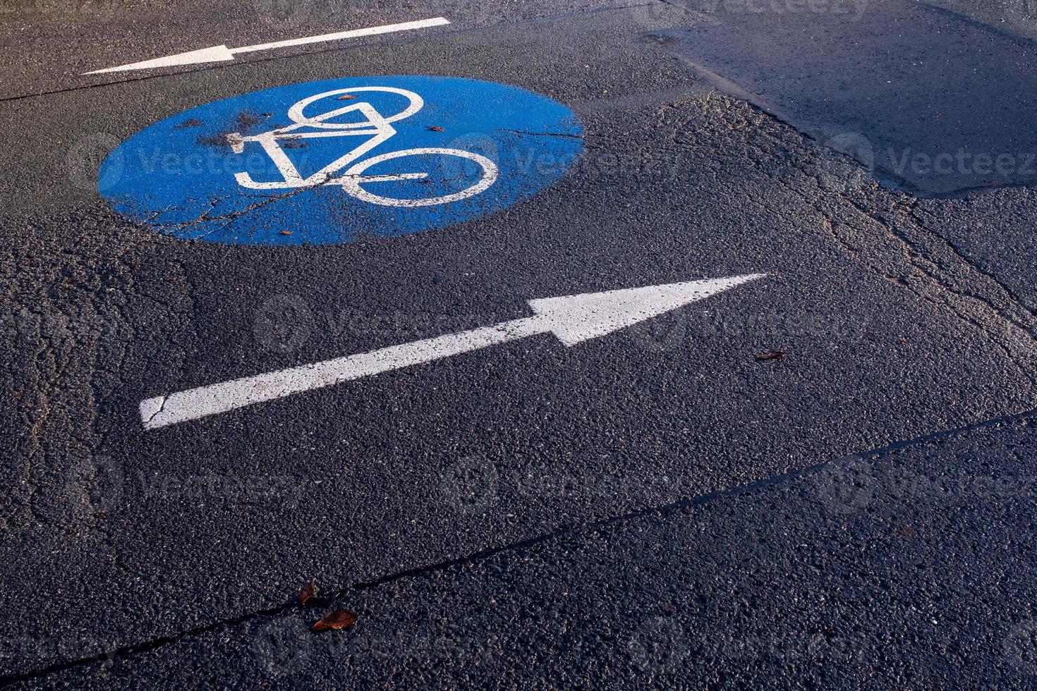 Fahrradwegschild auf der Straße foto