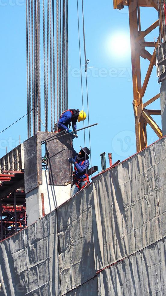 Zwei Arbeiter auf der Baustelle. foto