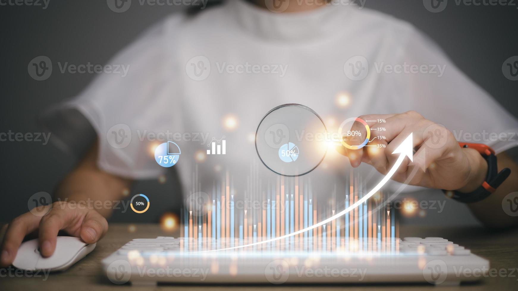 geschäftsdiagramm, das auf einem virtuellen bildschirm angezeigt wird. neue startideen und konzepte für das wachstum des unternehmens. foto