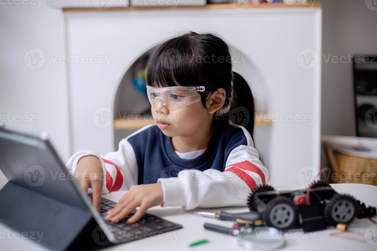 asia studenten lernen zu hause in der codierung von roboterautos und elektronischen platinenkabeln in stamm-, dampf-, mathematik-ingenieurwissenschaften-technologie-computercode im robotikkonzept für kinder foto