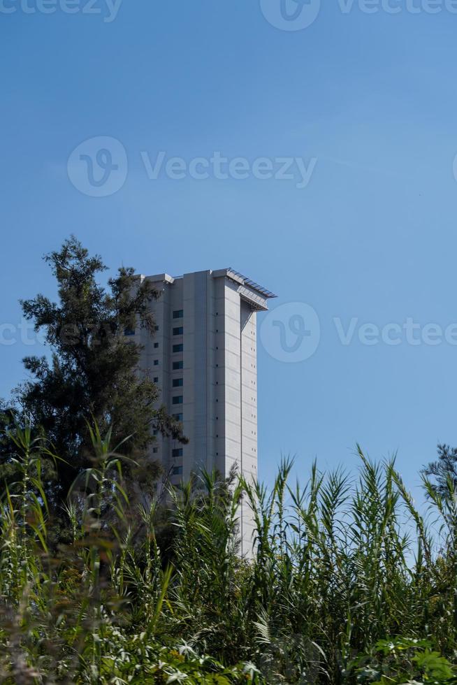 moderne Mehrfamilienhäuser an einem sonnigen Tag mit blauem Himmel. Fassade eines modernen Mehrfamilienhauses foto