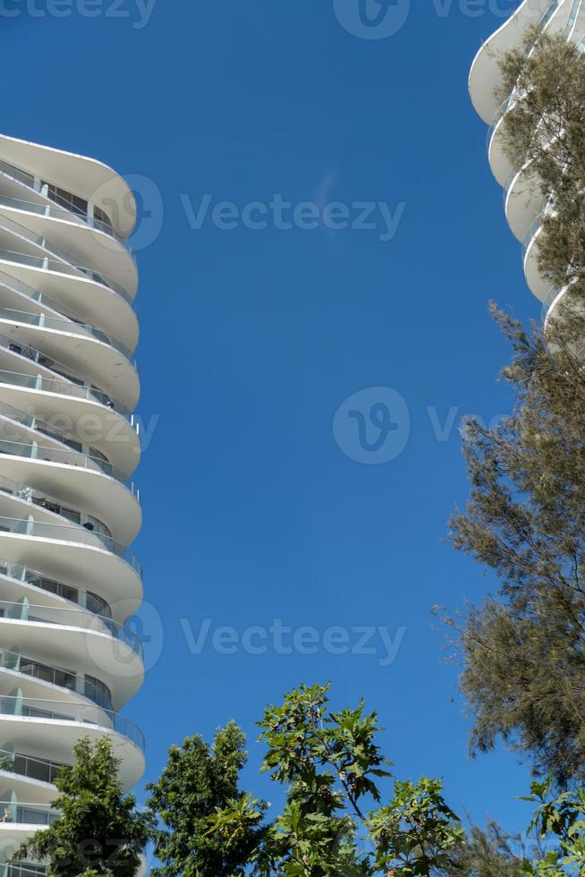 moderne Mehrfamilienhäuser an einem sonnigen Tag mit blauem Himmel. Fassade eines modernen Mehrfamilienhauses foto