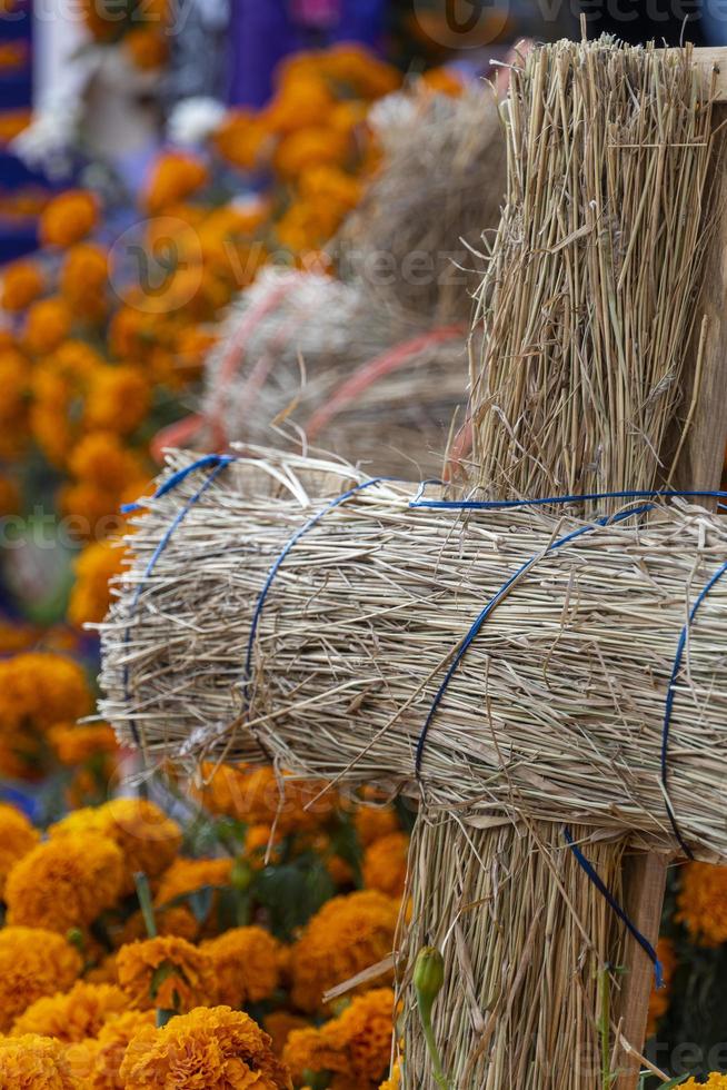 Strohkreuz am Fuß des Cempasuchil-Altars dia de muerto foto