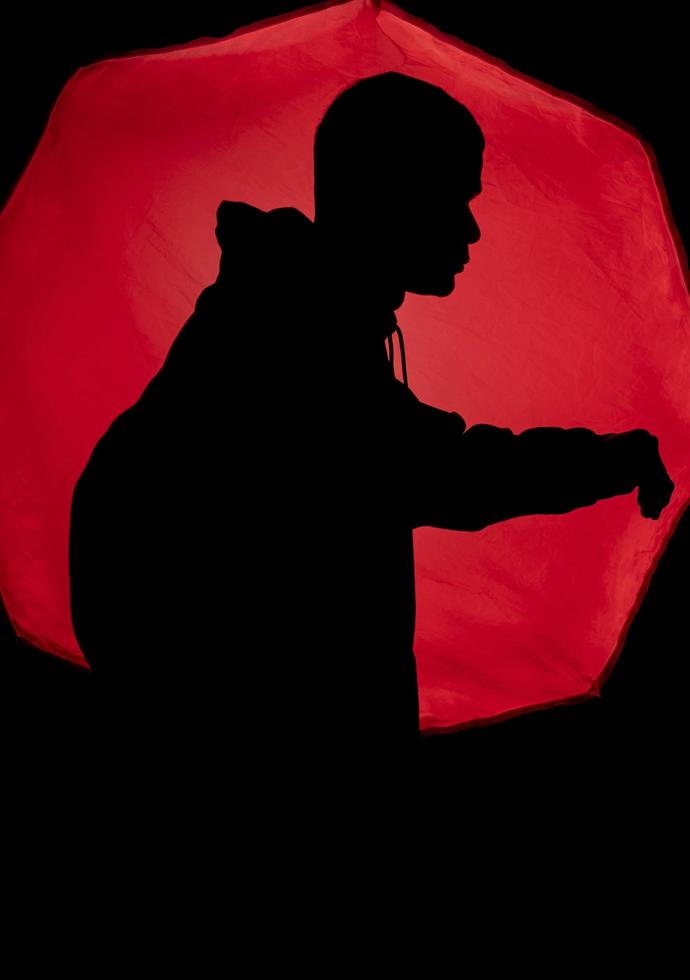 Porträt einer Silhouette eines Mannes in Rot foto