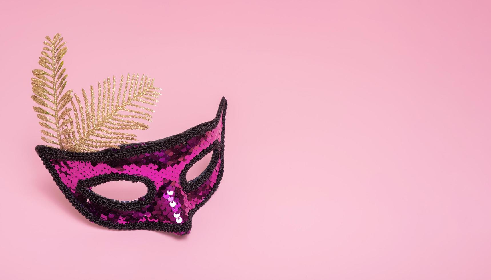 festliche gesichtsmaskenmaske für karnevalsfeier auf farbigem hintergrund mit kopienraum foto