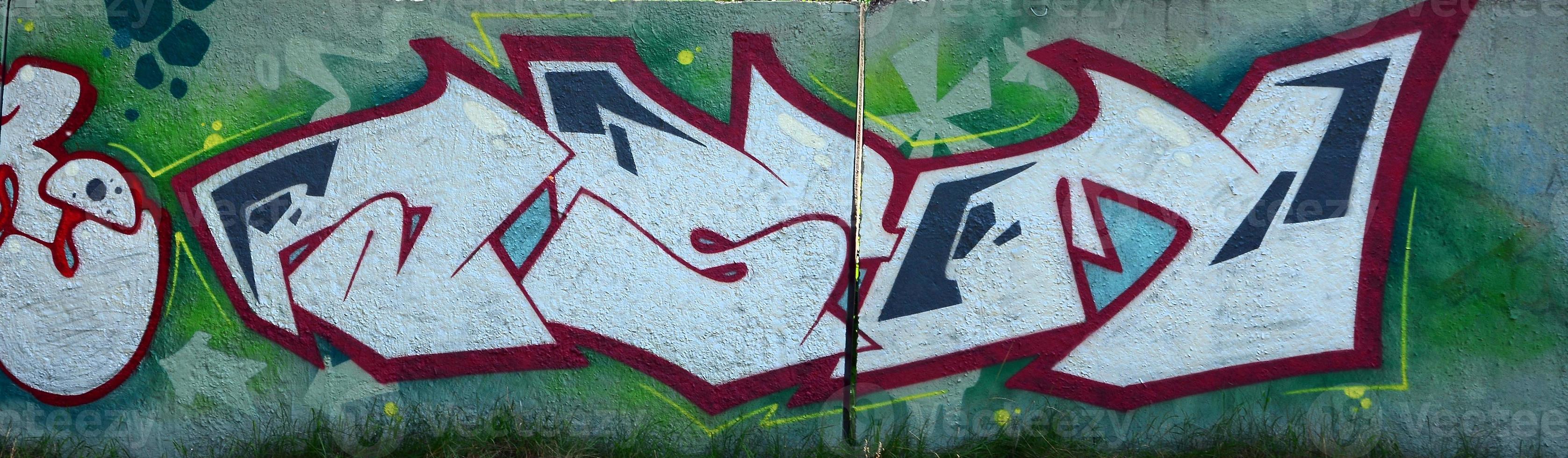 Straßenkunst. abstraktes Hintergrundbild eines vollständig fertiggestellten Graffiti-Gemäldes in Chromfüllung, grünem Hintergrund und roten Umrissen foto