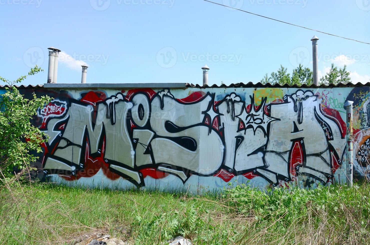 Straßenkunst. abstraktes Hintergrundbild eines vollständig abgeschlossenen Graffiti-Gemäldes in Chrom- und Rottönen foto