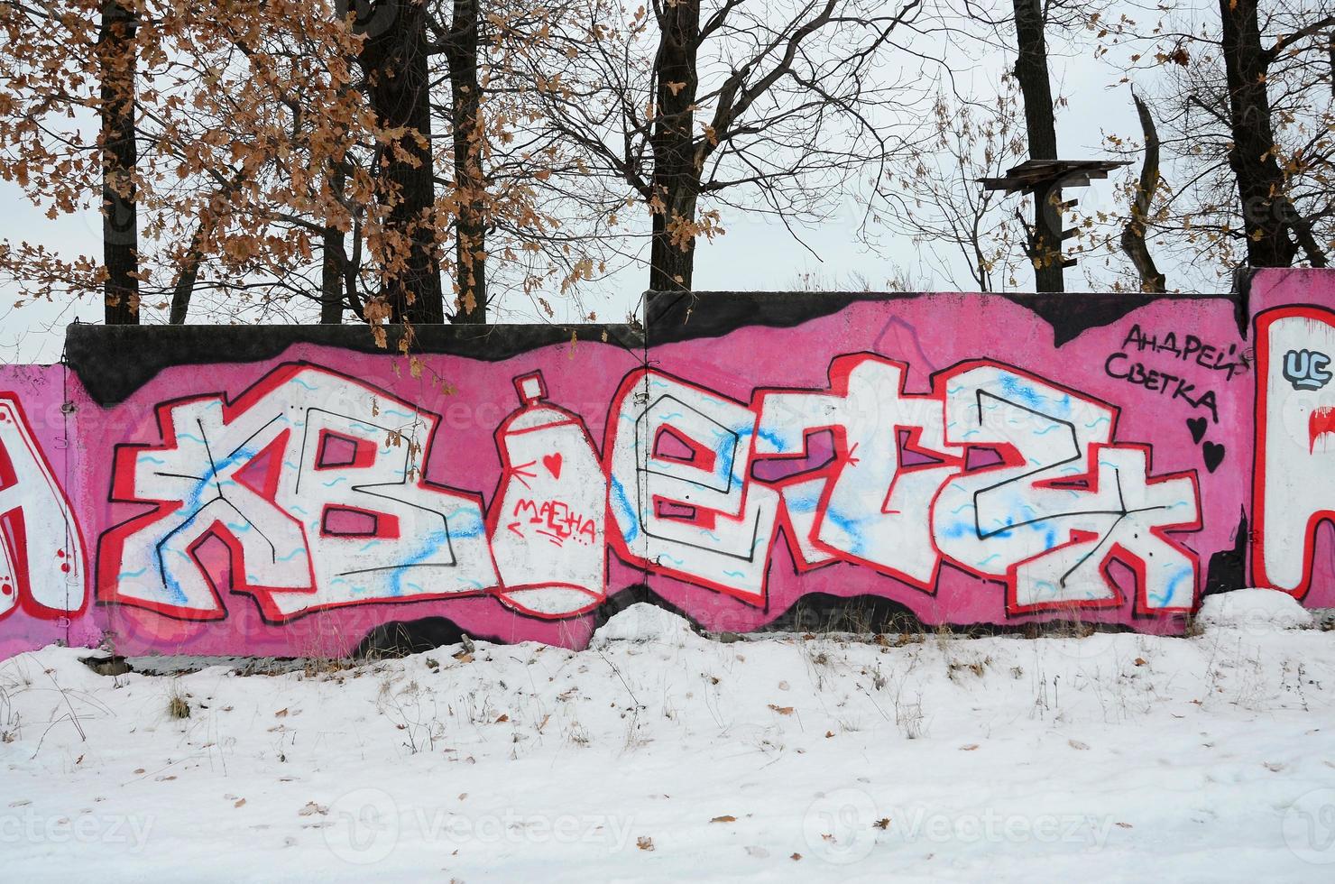 Fragment farbiger Straßenkunst-Graffiti-Gemälde mit Konturen und Schattierungen aus nächster Nähe foto