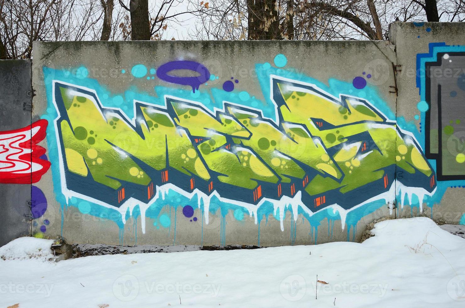 Fragment farbiger Straßenkunst-Graffiti-Gemälde mit Konturen und Schattierungen aus nächster Nähe foto