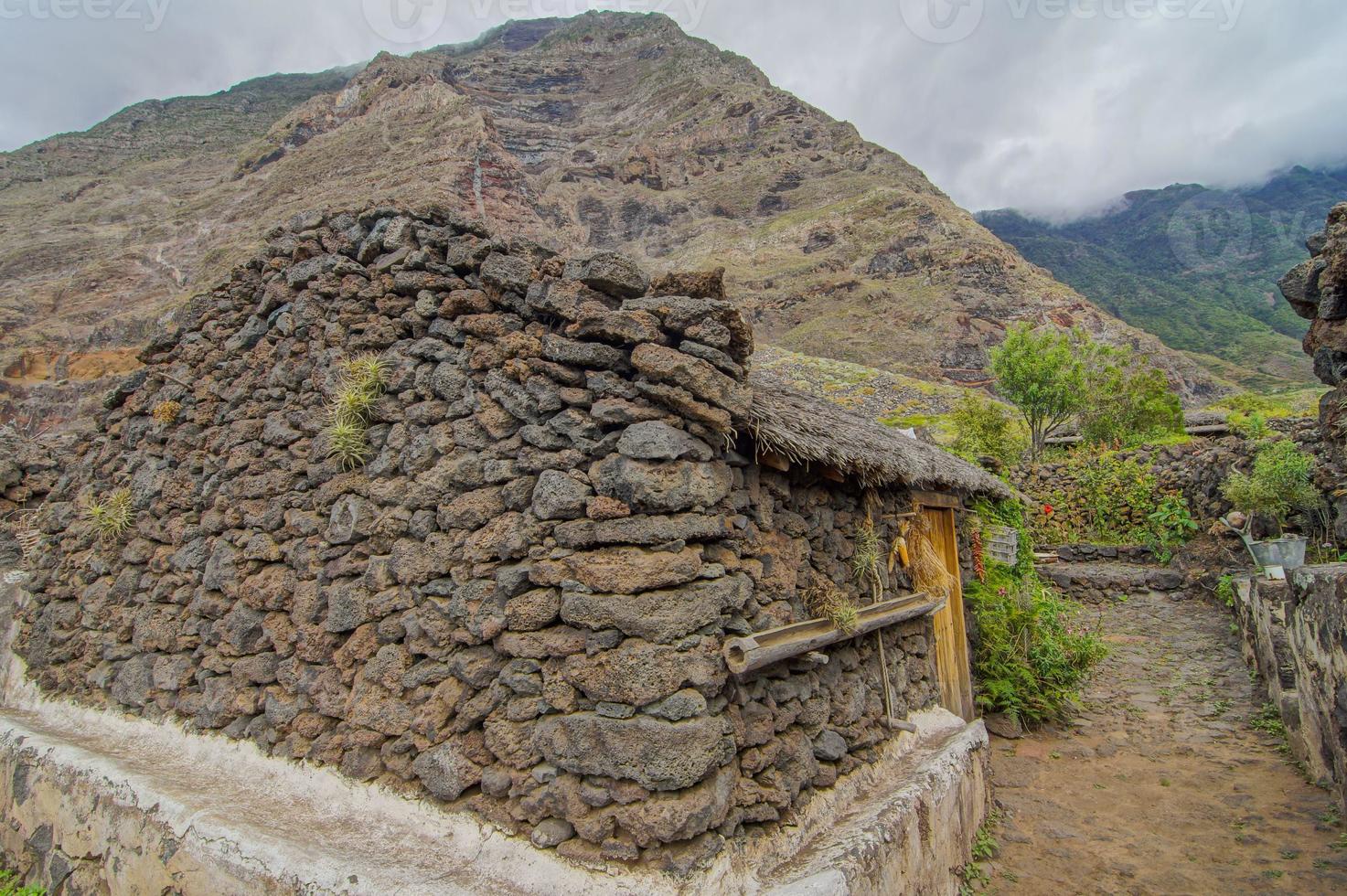 schöne ländliche ansicht mit verlassenem steinhaus foto