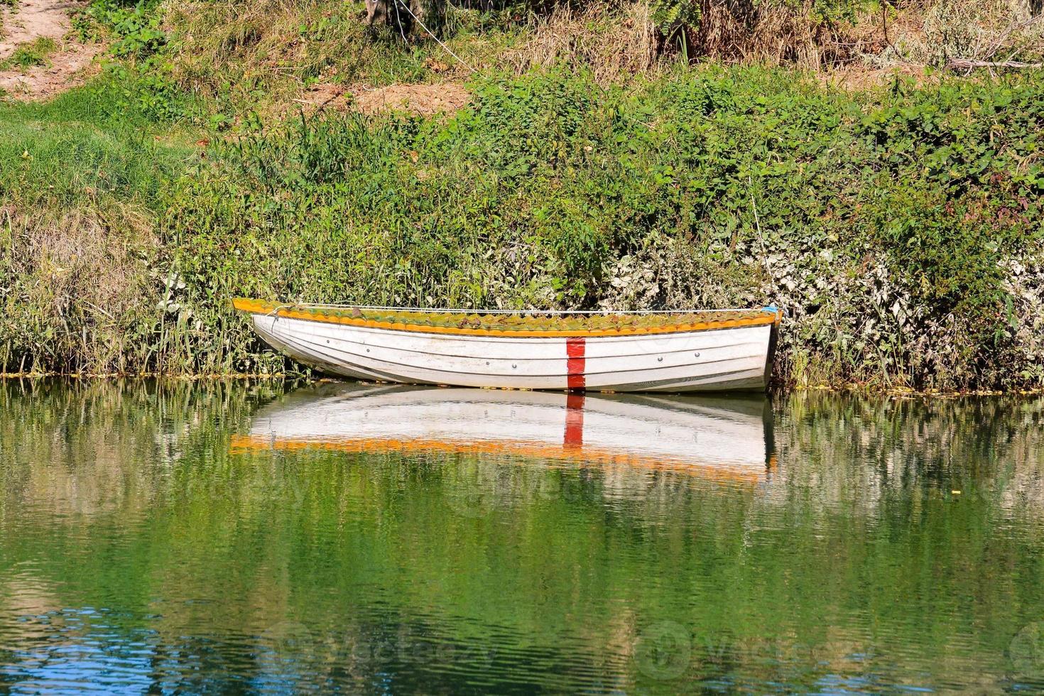 süßes Boot auf dem Wasser foto