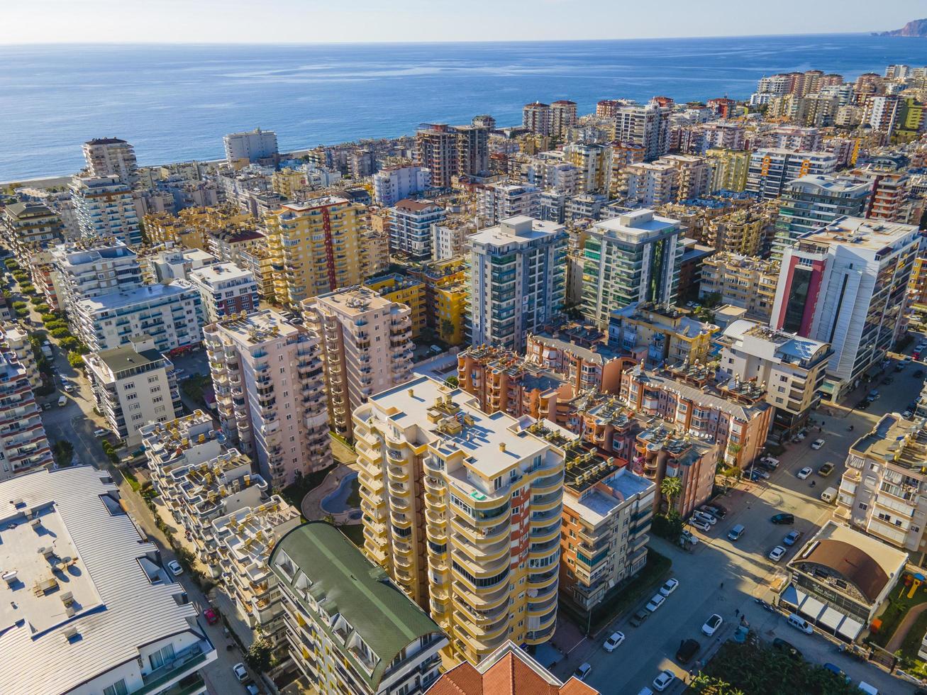 erstaunlicher Blick auf die Küste und die Stadt aus der Luft foto