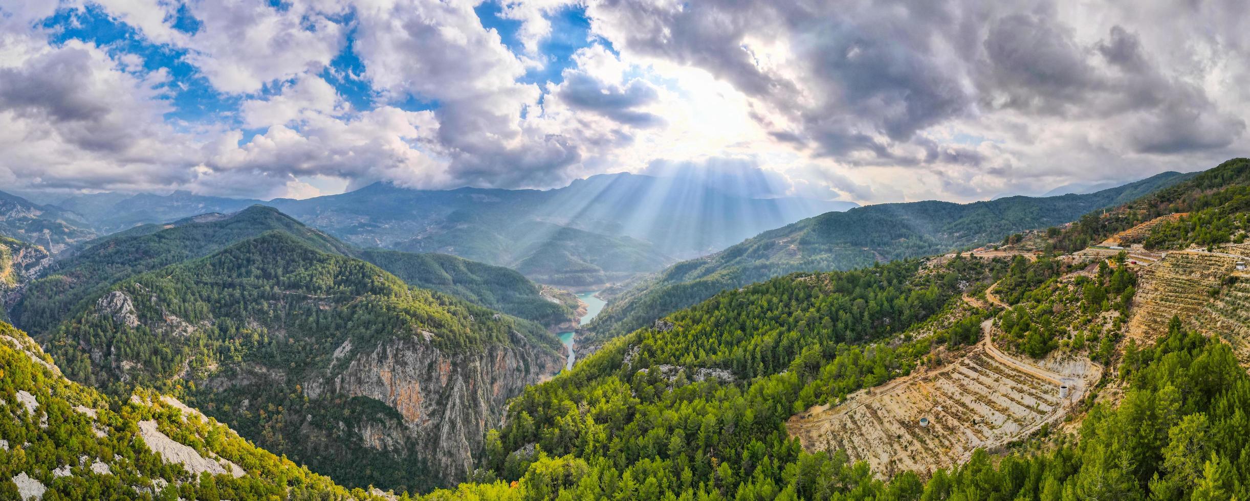 Perfekte Filterung der Sonnenstrahlen durch die Wolken foto