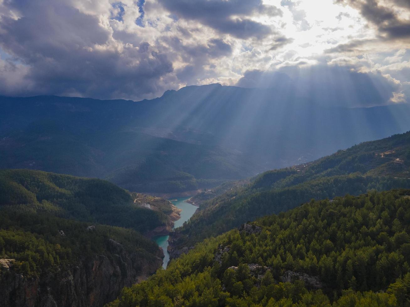 Perfekte Filterung der Sonnenstrahlen durch die Wolken foto