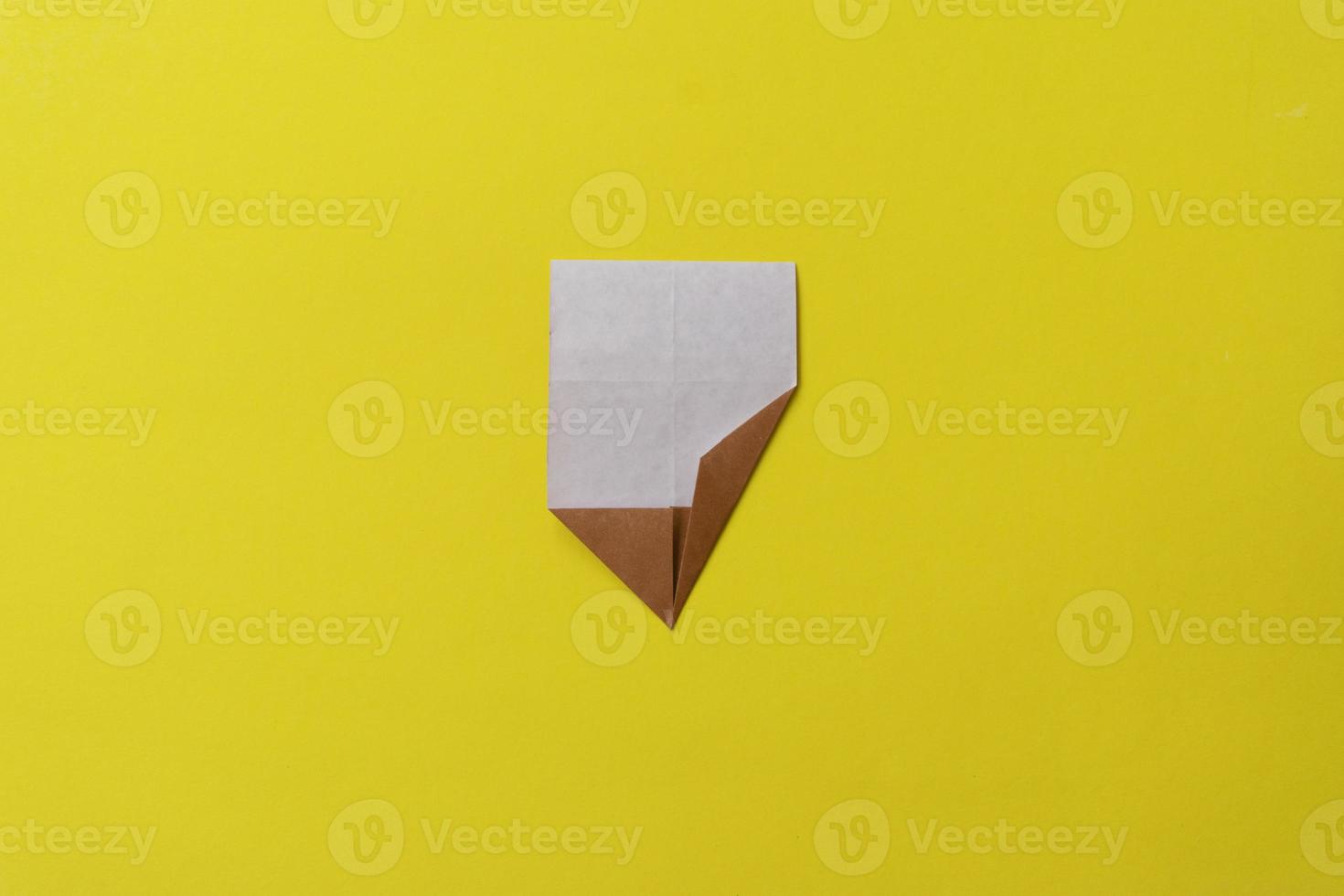 Schritt für Schritt Fotoanleitung, wie man Origami-Eis macht. einfaches diy mit kinderkonzept für kinder. Collage des Stufenfotos. foto
