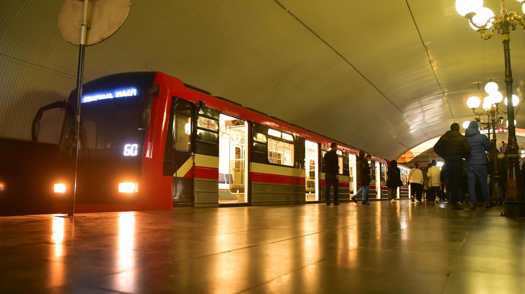 tiflis, georgien, 2021 - öffentlicher u-bahnhof delnisi mit passagier- und zugstand. Öffentliche Verkehrsmittel in Tiflis, Georgien foto