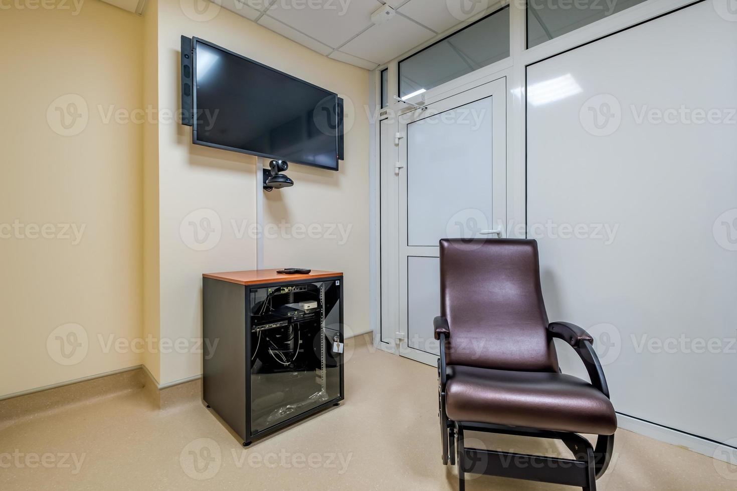 behandlungsraum in einer modernen klinik oder einem medizinischen labor mit ausrüstung foto