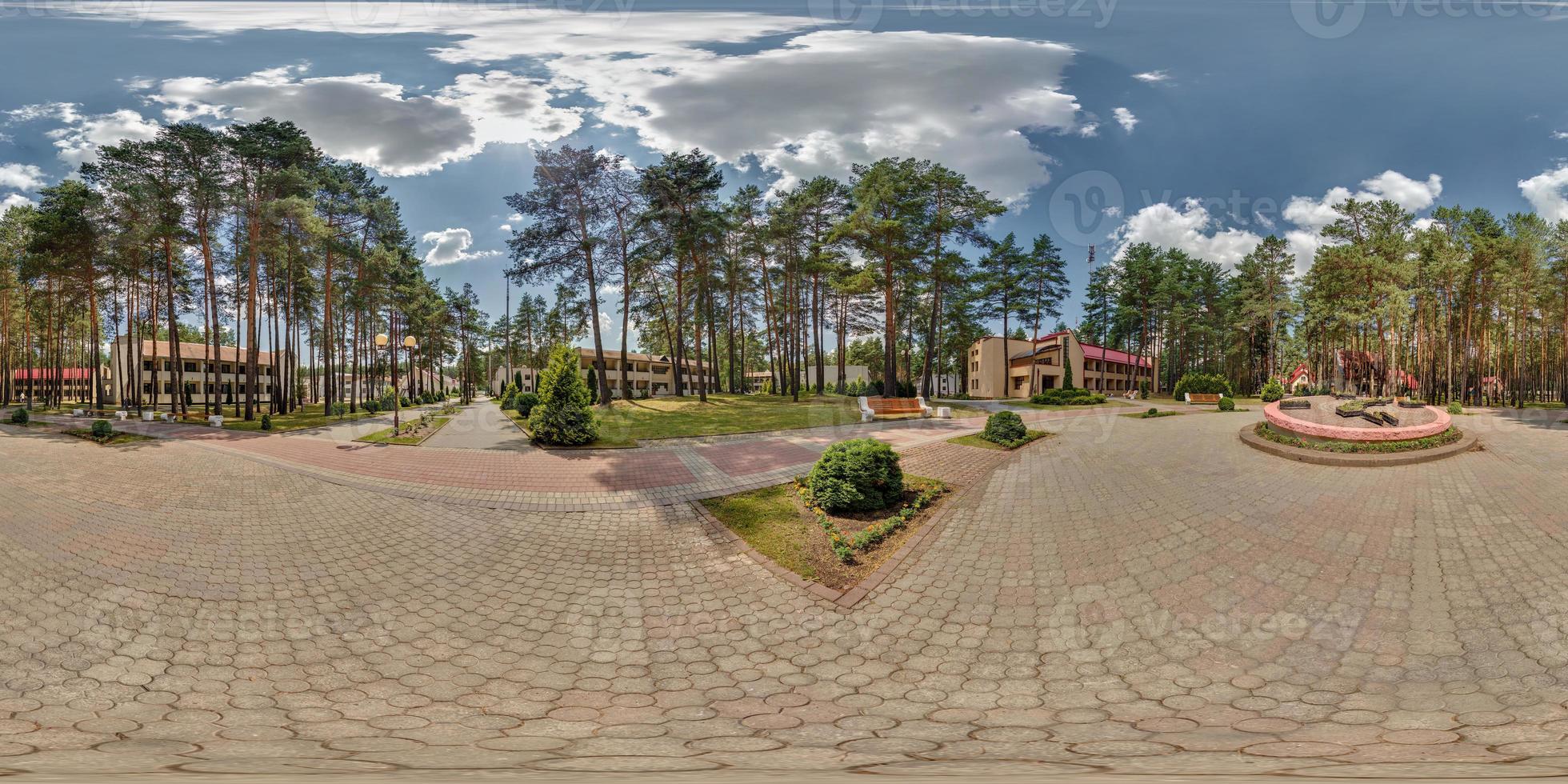 Vollständiges nahtloses HDRI 360-Panorama außerhalb des Urlaubs Betongehöft oder gemauerte Landhäuser im Pinienwald in äquirechteckiger kugelförmiger Projektion an sonnigen Tagen mit Wolken im Himmel foto